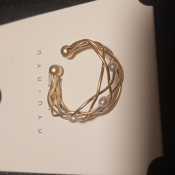 NYU Gold wire ring with floating fresh water pearl beads. - Picture 2 of 4